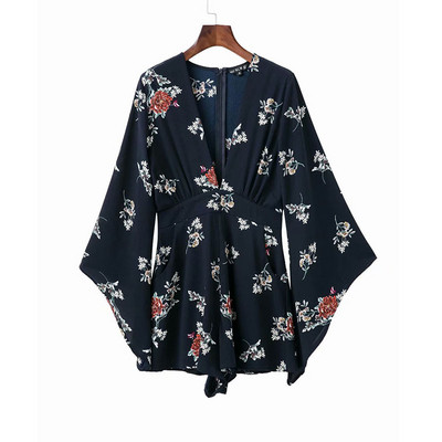 Laisvalaikio moteriškas kombinezonas gilia iškirpte ir plačiomis rankovėmis