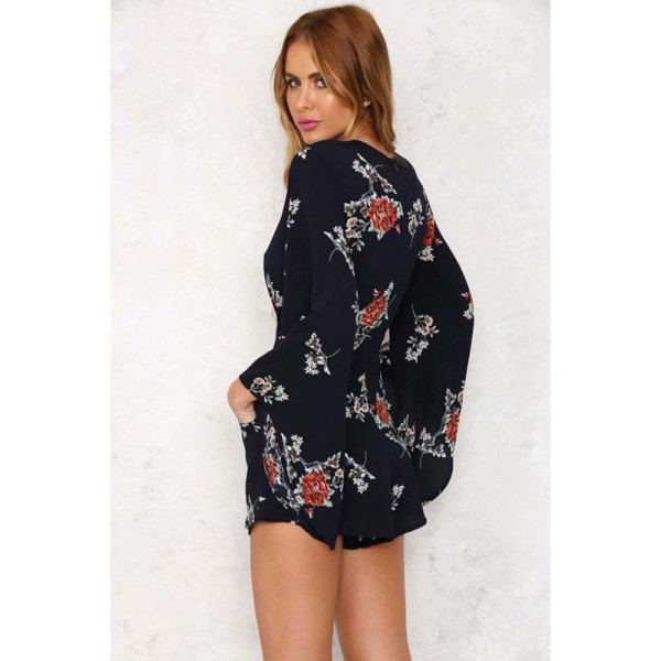 Laisvalaikio moteriškas kombinezonas gilia iškirpte ir plačiomis rankovėmis