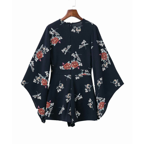 Laisvalaikio moteriškas kombinezonas gilia iškirpte ir plačiomis rankovėmis