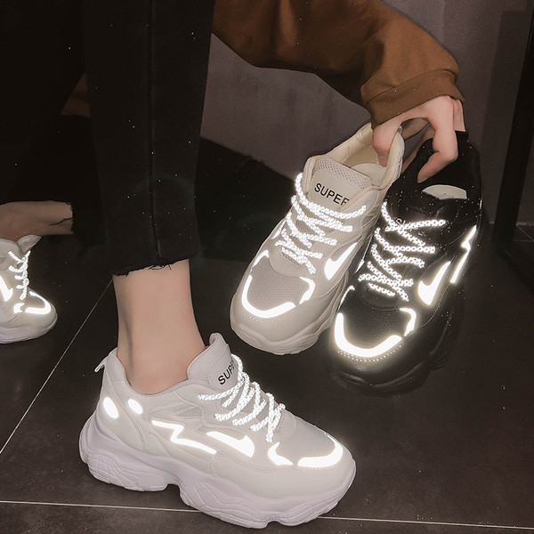 Pavasariniai moteriški sportbačiai grubiu padu ir šviesą atspindinčiais elementais