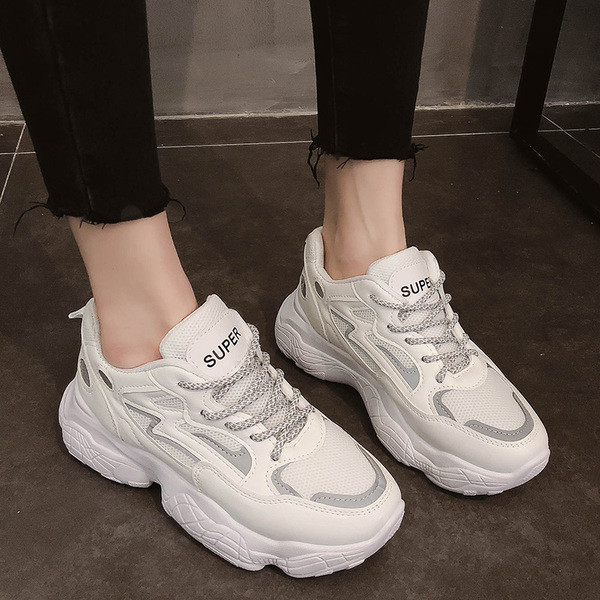 Pavasariniai moteriški sportbačiai grubiu padu ir šviesą atspindinčiais elementais