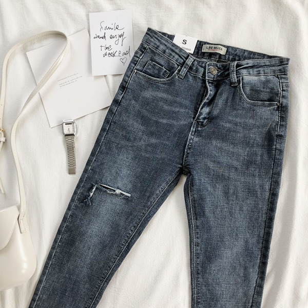 Sötét női farmer magas derékkal, szakadt motívumokkal