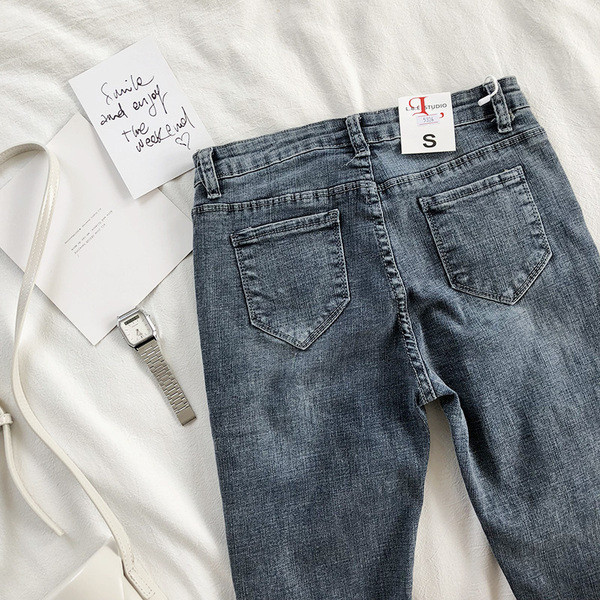 Sötét női farmer magas derékkal, szakadt motívumokkal