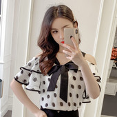 Šiuolaikinė moteriška taškuota palaidinė su kaspinu ir apnuogintais pečiais