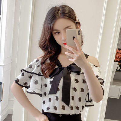 Šiuolaikinė moteriška taškuota palaidinė su kaspinu ir apnuogintais pečiais