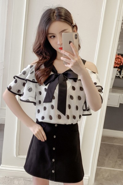 Šiuolaikinė moteriška taškuota palaidinė su kaspinu ir apnuogintais pečiais