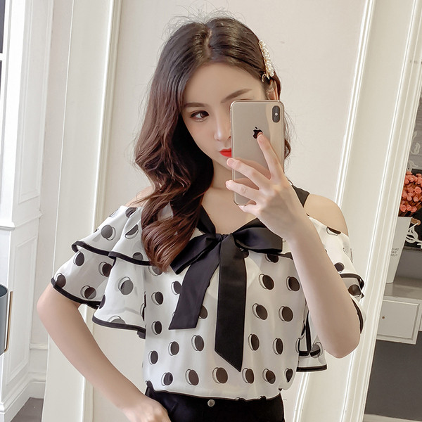 Šiuolaikinė moteriška taškuota palaidinė su kaspinu ir apnuogintais pečiais