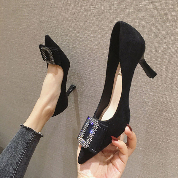 Elegantni model ženskih cipela na špic s petom i metalnim ukrasom