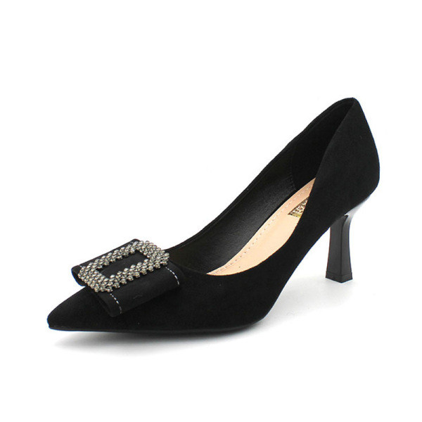 Elegantni model ženskih cipela na špic s petom i metalnim ukrasom