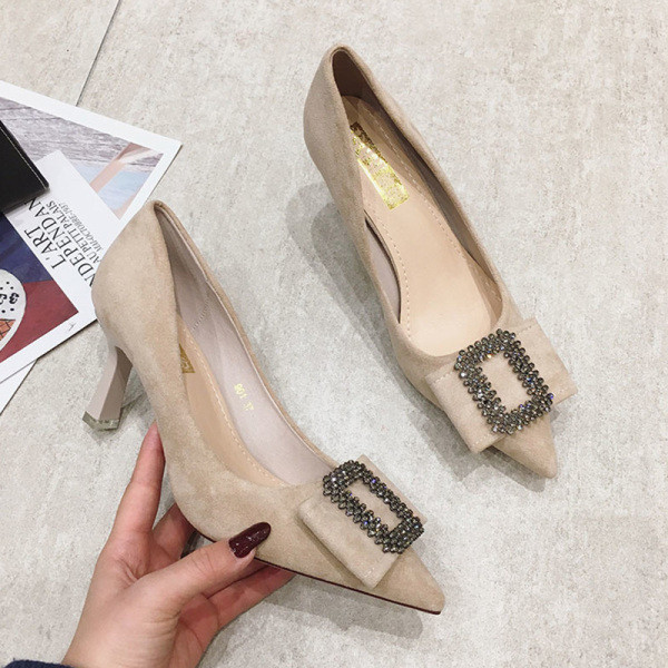 Elegantni model ženskih cipela na špic s petom i metalnim ukrasom