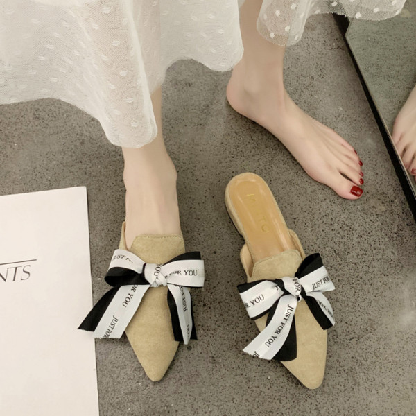 Smailas sieviešu čības ar plakanu zoli un lentīti