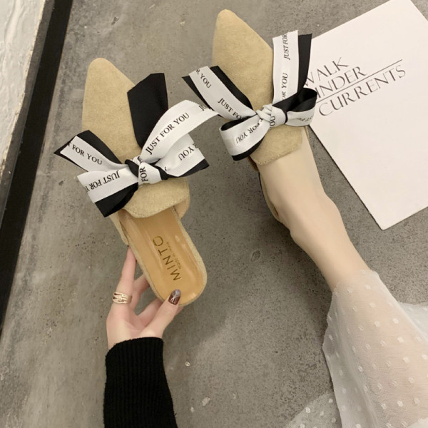 Smailas sieviešu čības ar plakanu zoli un lentīti