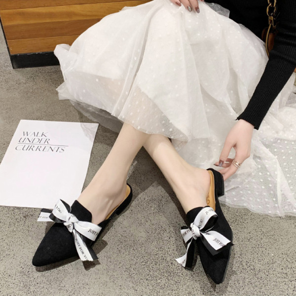 Smailas sieviešu čības ar plakanu zoli un lentīti