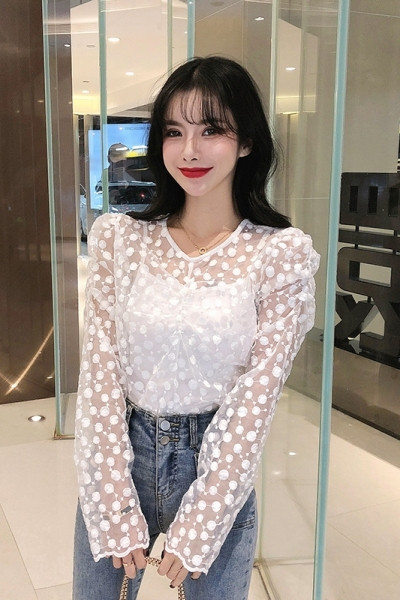 Bluză de damă modernă cu buline și mâneci lungi