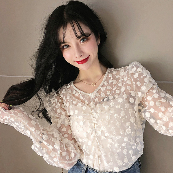 Bluză de damă modernă cu buline și mâneci lungi