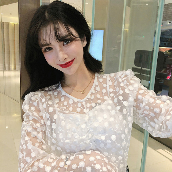 Bluză de damă modernă cu buline și mâneci lungi