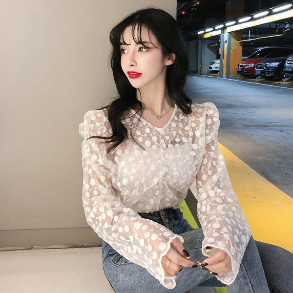 Bluză de damă modernă cu buline și mâneci lungi