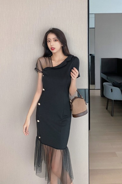 Női aszimmetrikus ruha tüllel és gombokkal