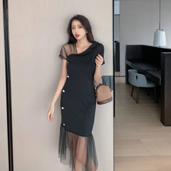 Női aszimmetrikus ruha tüllel és gombokkal