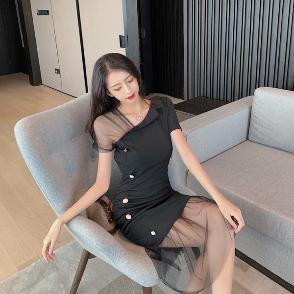 Női aszimmetrikus ruha tüllel és gombokkal