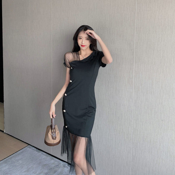 Női aszimmetrikus ruha tüllel és gombokkal