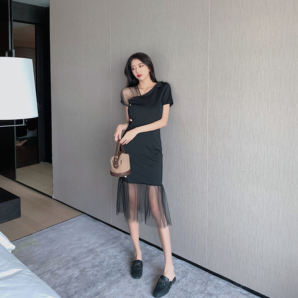 Női aszimmetrikus ruha tüllel és gombokkal