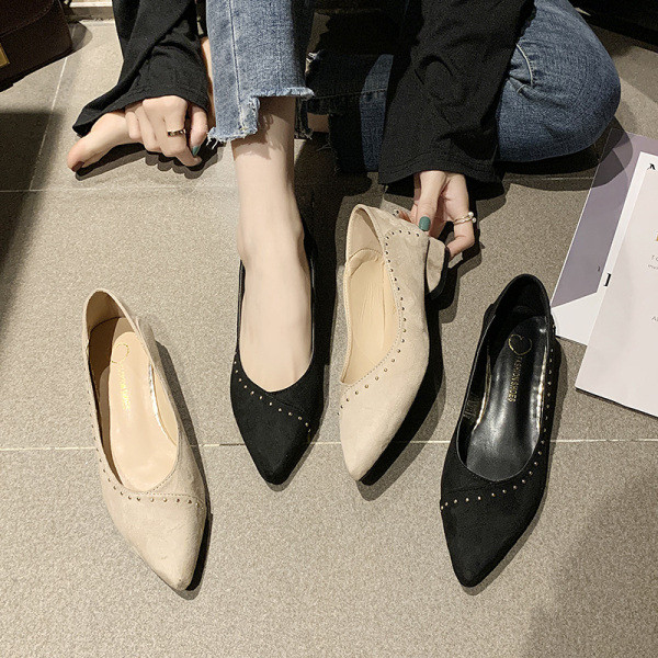 Elegantne ženske cipele na špic od eko brušene kože s metalnim elementima