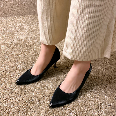 Pantofi de dama eleganti din catifea cu tocuri subtiri