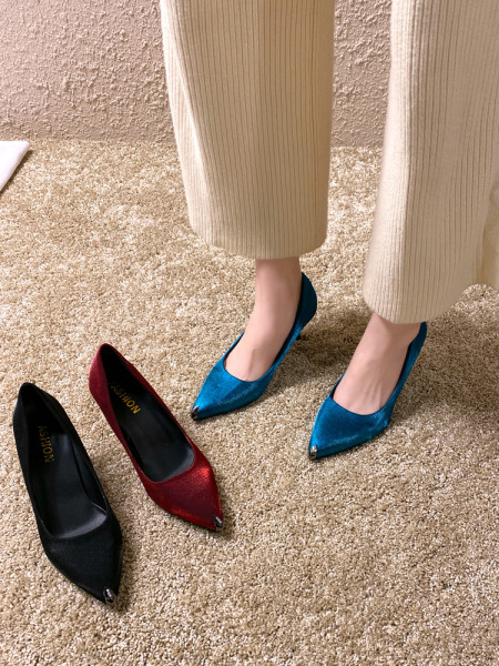 Pantofi de dama eleganti din catifea cu tocuri subtiri