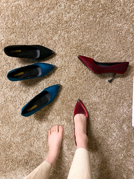 Pantofi de dama eleganti din catifea cu tocuri subtiri