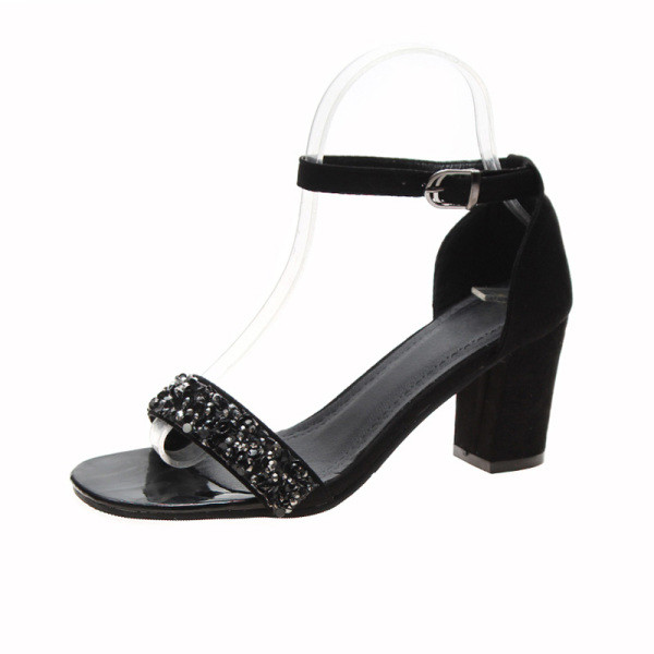 Stilingi moteriški sandalai blizgančiu dirželiu ir storu kulnu