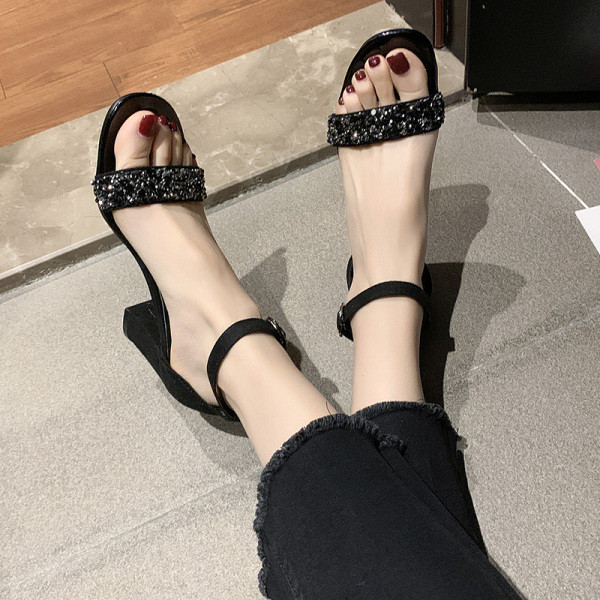 Stilingi moteriški sandalai blizgančiu dirželiu ir storu kulnu