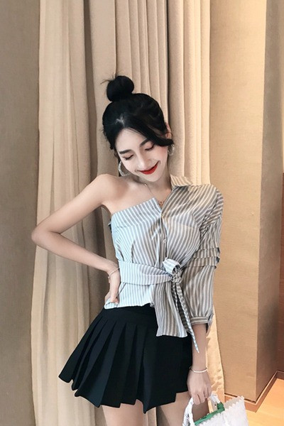 Modern csíkos aszimmetrikus ing övvel