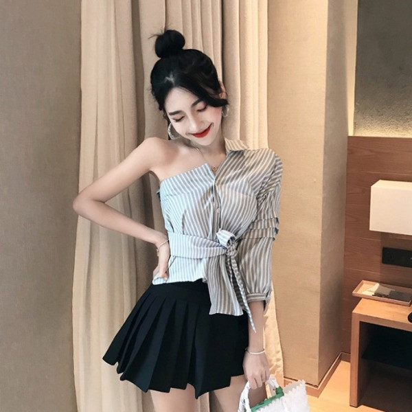 Modern csíkos aszimmetrikus ing övvel