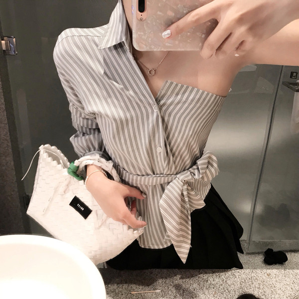 Modern csíkos aszimmetrikus ing övvel