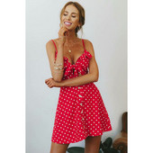 Īsa sieviešu ikdienas kleita ar plānām lencēm un dziļu kakla izgriezumu