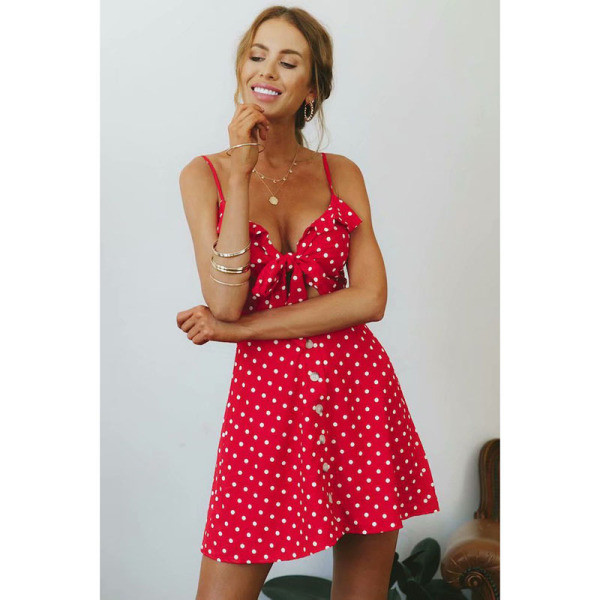 Īsa sieviešu ikdienas kleita ar plānām lencēm un dziļu kakla izgriezumu