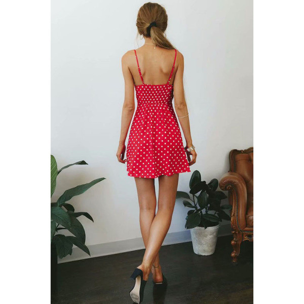 Īsa sieviešu ikdienas kleita ar plānām lencēm un dziļu kakla izgriezumu