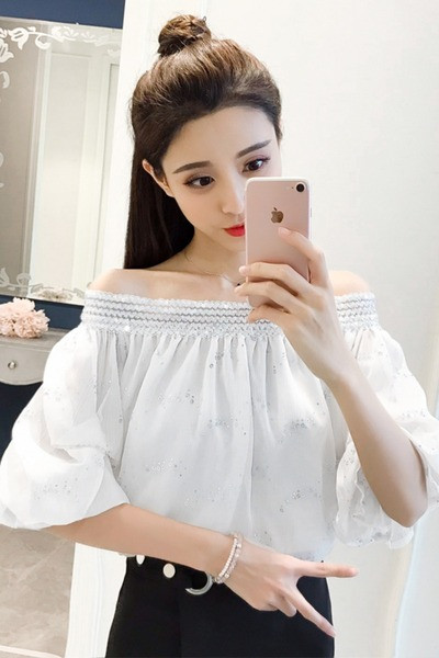 Šiuolaikinė moteriška palaidinė su laivelio iškirpte, blizgučiais ir 3/4 rankovėmis