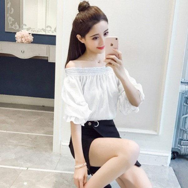 Šiuolaikinė moteriška palaidinė su laivelio iškirpte, blizgučiais ir 3/4 rankovėmis