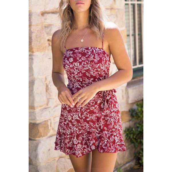 Alkalmi női rövid ruha virágmintával és vékony pántokkal