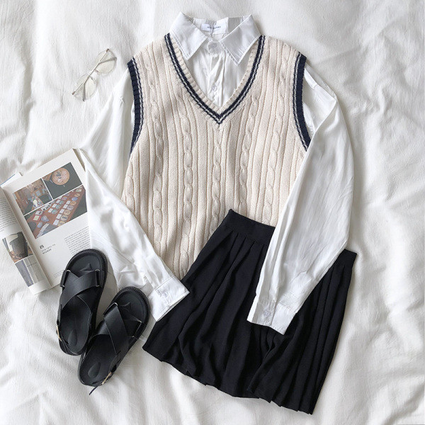 Retro moteriška liemenė su špicine iškirpte