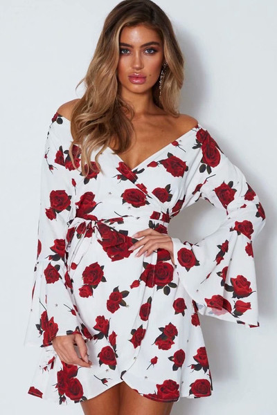 Moderna ženska kratka haljina spuštenih rukava i cvjetnog uzorka