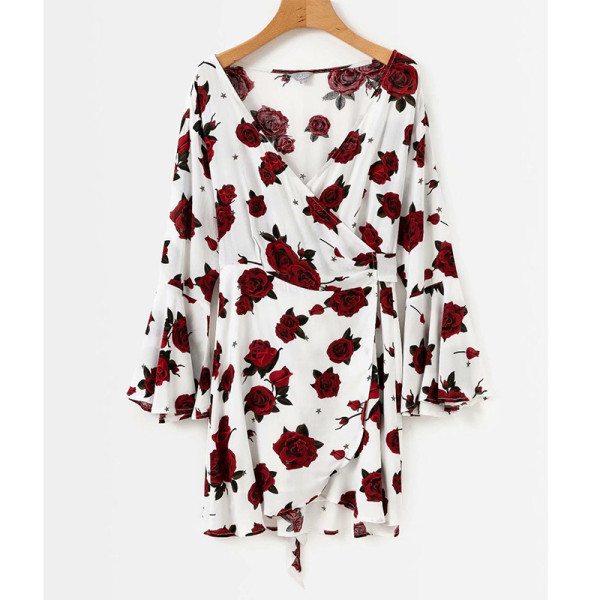 Moderna ženska kratka haljina spuštenih rukava i cvjetnog uzorka