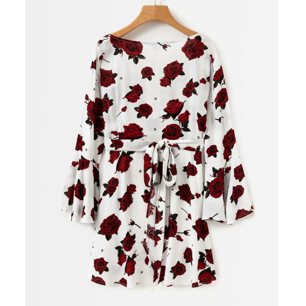 Moderna ženska kratka haljina spuštenih rukava i cvjetnog uzorka