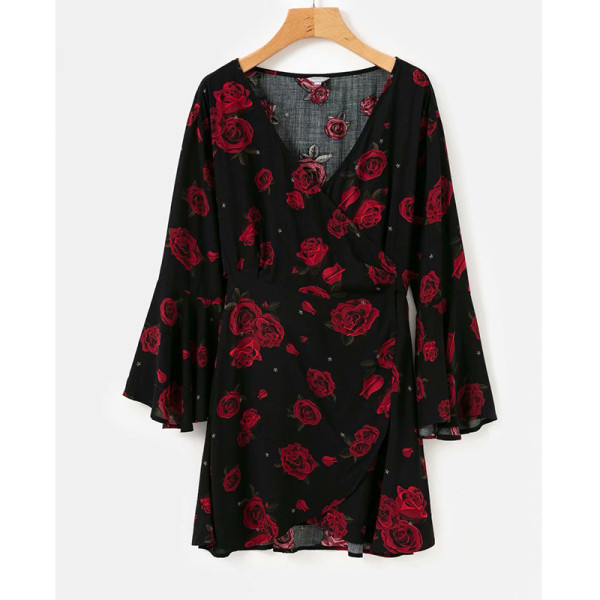 Moderna ženska kratka haljina spuštenih rukava i cvjetnog uzorka