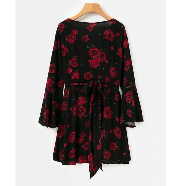 Moderna ženska kratka haljina spuštenih rukava i cvjetnog uzorka