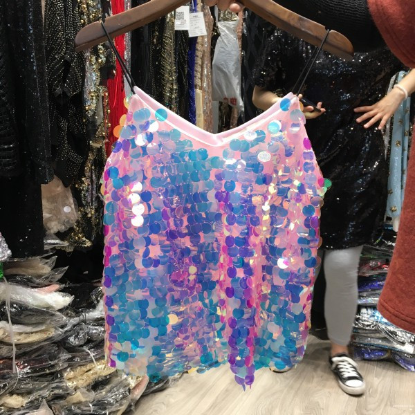 Maieu elegant de damă, cu bretele subțiri și paiete colorate