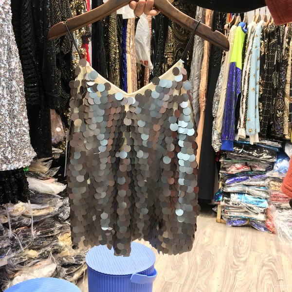 Maieu elegant de damă, cu bretele subțiri și paiete colorate