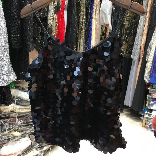 Maieu elegant de damă, cu bretele subțiri și paiete colorate